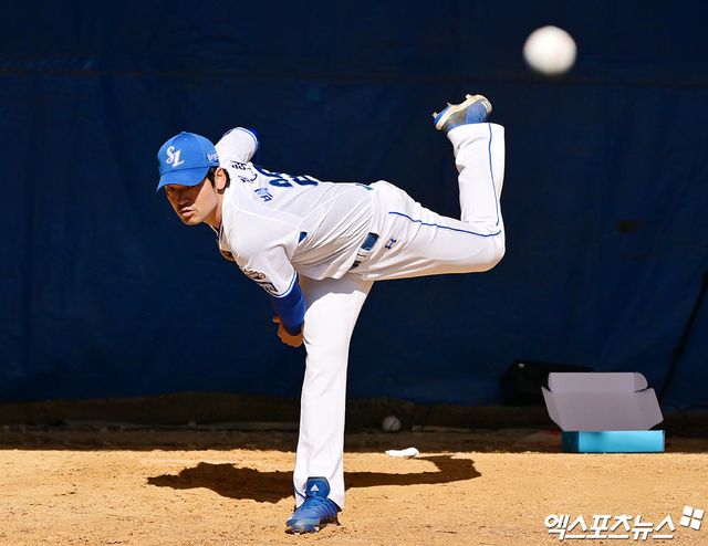 25일 오후 일본 오키나와 온나손 구장에서 열리는 SSG 랜더스와 삼성 라이온즈의 연습경기, 삼성 백정현이 불펜 피칭을 하고 있다. 엑스포츠뉴스 DB