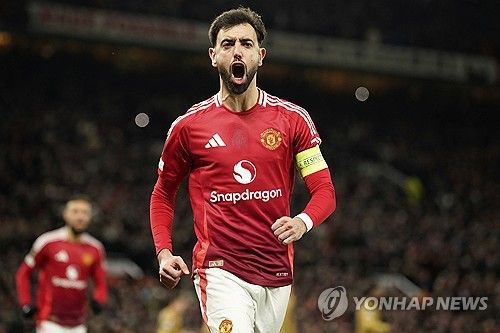 위기의 맨체스터 유나이티드가 유럽축구연맹(UEFA) 유로파리그 8강에 오르면서 8년 만의 이 대회 우승컵에 한 발 다가섰다. 맨유는 14일 영국 맨체스터 올드 트래퍼드에서 열린 2024-2025 유로파리그 16강 2차전에서 레알 소시에다드를 4-1로 대파했다. 브루누 페르난데스가 해트트릭을 기록했다. 연합뉴스
