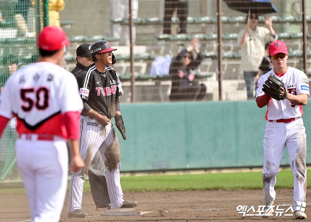 27일 오후 일본 오키나와 킨 구장에서 열린 LG 트윈스와 KIA 타이거즈의 연습경기, 7회초 무사 1,3루 LG 송찬의가 3루 도루에 성공하고 있다. 엑스포츠뉴스 DB