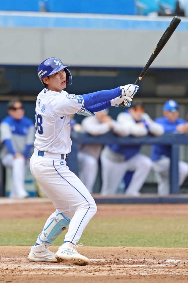 13일 오후 대구삼성라이온즈파크에서 열린 '2025 신한 SOL Bank KBO리그' LG 트윈스와 삼성 라이온즈의 시범경기, 8번타자 겸 유격수로 선발 출전한 삼성 심재훈이 7회말 무사 1루에서 투런홈런을 쏘아 올렸다. 실전에서 나온 첫 홈런이라 의미가 남달랐다. 삼성 라이온즈