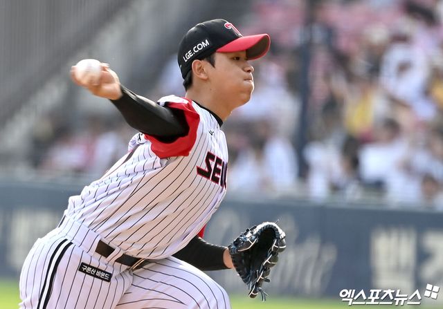 28일 오후 서울 송파구 잠실야구장에서 열린 '2024 신한 SOL Bank KBO리그' KIA 타이거즈와 LG 트윈스의 경기, 9회초 LG 우강훈이 공을 힘차게 던지고 있다. 엑스포츠뉴스 DB