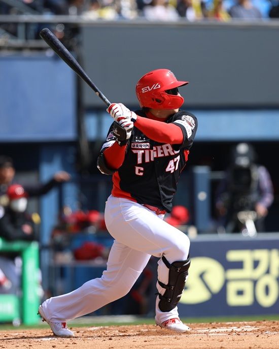 KIA 타이거즈가 13일 잠실구장에서 2025 신한 Sol 뱅크 KBO 시범경기 두산 베어스전을 치러 4-1로 승리했다. KIA 타이거즈