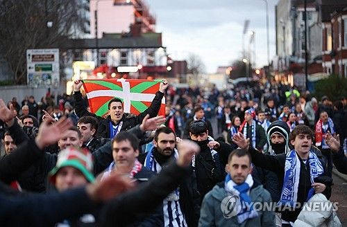 위기의 맨체스터 유나이티드가 유럽축구연맹(UEFA) 유로파리그 8강에 오르면서 8년 만의 이 대회 우승컵에 한 발 다가섰다. 맨유는 14일 영국 맨체스터 올드 트래퍼드에서 열린 2024-2025 유로파리그 16강 2차전에서 레알 소시에다드를 4-1로 대파했다. 브루누 페르난데스가 해트트릭을 기록했다. 연합뉴스