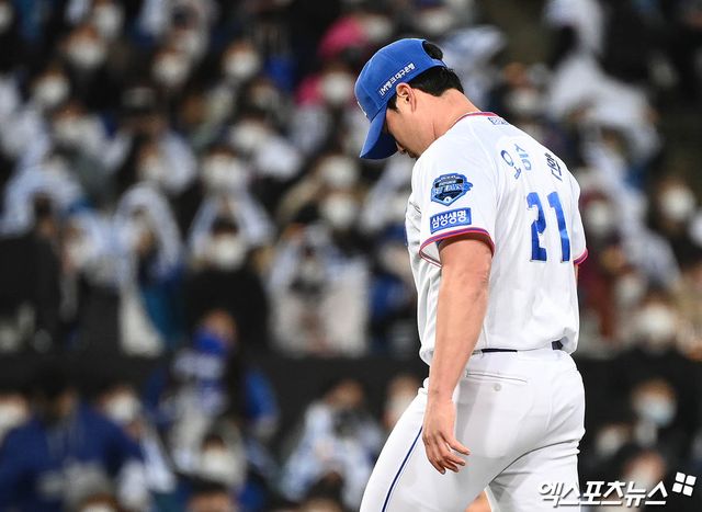 9일 오후 대구삼성라이온즈파크에서 열린 '2021 신한은행 SOL KBO리그' 포스트시즌 두산 베어스와 삼성 라이온즈의 플레이오프 1차전 경기, 9회초 2사 1,2루 삼성 오승환이 두산 정수빈에게 1타점 적시 2루타를 허용하며 실점한 뒤 강판되어 마운드를 내려가고 있다. 엑스포츠뉴스 DB