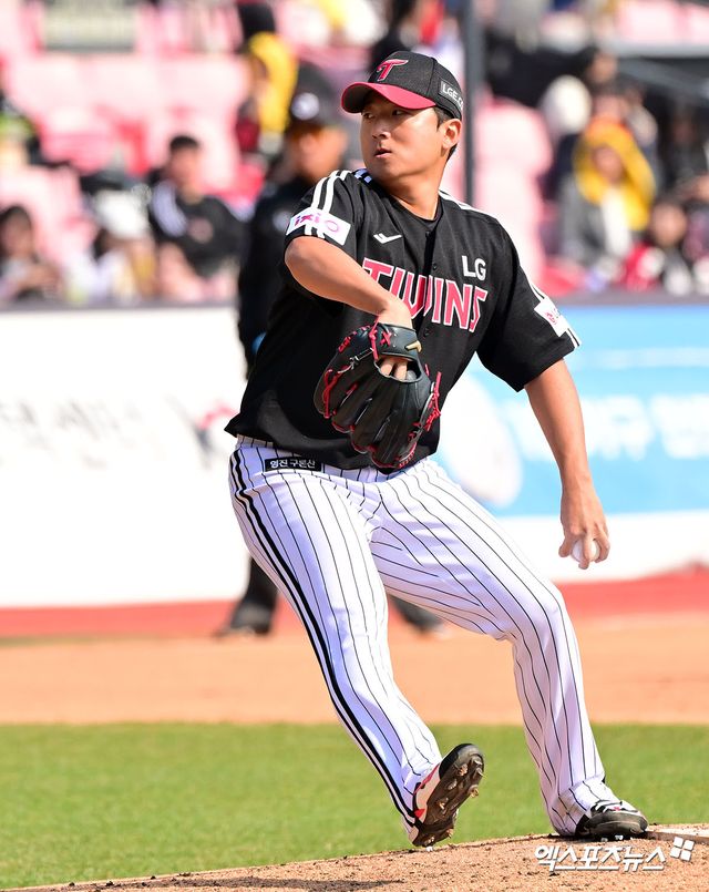  8일 오후 수원KT위즈파크에서 열린 '2025 신한 SOL Bank KBO리그' LG 트윈스와 KT 위즈의 시범경기, 5회말 LG 송승기가 공을 힘차게 던지고 있다. 엑스포츠뉴스 DB