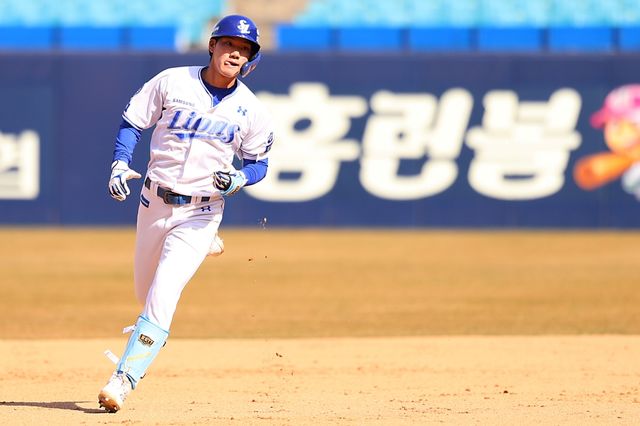 13일 오후 대구삼성라이온즈파크에서 열린 '2025 신한 SOL Bank KBO리그' LG 트윈스와 삼성 라이온즈의 시범경기, 8번타자 겸 유격수로 선발 출전한 삼성 심재훈이 7회말 무사 1루에서 투런홈런을 쏘아 올렸다. 실전에서 나온 첫 홈런이라 의미가 남달랐다. 삼성 라이온즈