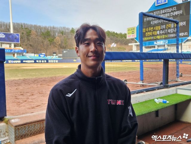 13일 오후 대구삼성라이온즈파크에서 열린 '2025 신한 SOL Bank KBO리그' LG 트윈스와 삼성 라이온즈의 시범경기, LG가 3안타를 몰아친 오스틴 딘과 역전 적시타를 때린 문보경의 활약을 앞세워 10-5로 승리했다. 경기 후 송찬의가 인터뷰에 임하고 있다. 대구, 유준상 기자