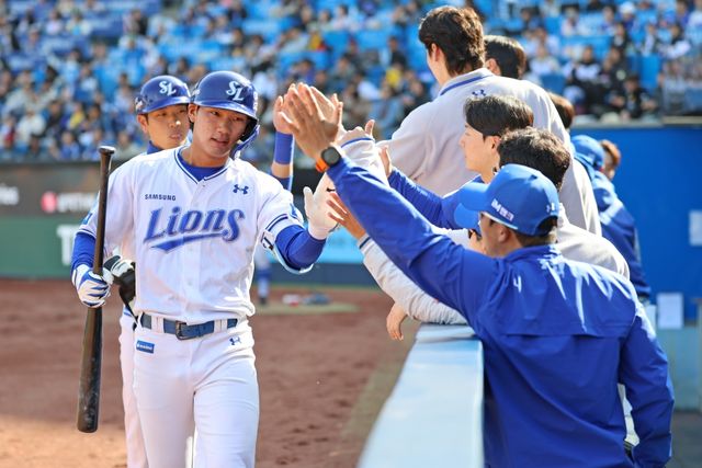 13일 오후 대구삼성라이온즈파크에서 열린 '2025 신한 SOL Bank KBO리그' LG 트윈스와 삼성 라이온즈의 시범경기, 8번타자 겸 유격수로 선발 출전한 삼성 심재훈이 7회말 무사 1루에서 투런홈런을 쏘아 올렸다. 실전에서 나온 첫 홈런이라 의미가 남달랐다. 삼성 라이온즈