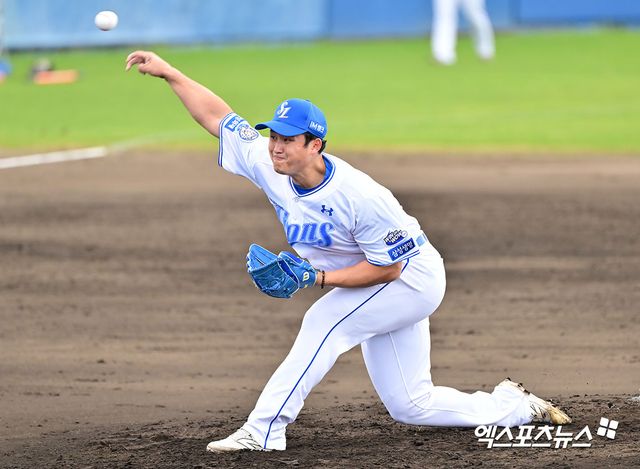25일 오후 일본 오키나와 온나손 구장에서 열린 SSG 랜더스와 삼성 라이온즈의 연습경기, 4회초 삼성 최원태가 공을 힘차게 던지고 있다. 엑스포츠뉴스 DB
