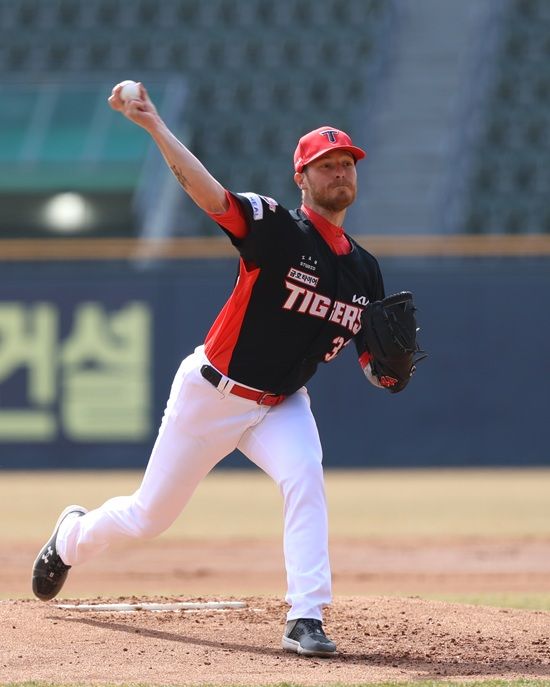 KIA 타이거즈가 13일 잠실구장에서 2025 신한 Sol 뱅크 KBO 시범경기 두산 베어스전을 치러 4-1로 승리했다. KIA 타이거즈
