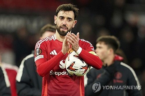 위기의 맨체스터 유나이티드가 유럽축구연맹(UEFA) 유로파리그 8강에 오르면서 8년 만의 이 대회 우승컵에 한 발 다가섰다. 맨유는 14일 영국 맨체스터 올드 트래퍼드에서 열린 2024-2025 유로파리그 16강 2차전에서 레알 소시에다드를 4-1로 대파했다. 브루누 페르난데스가 해트트릭을 기록했다. 연합뉴스