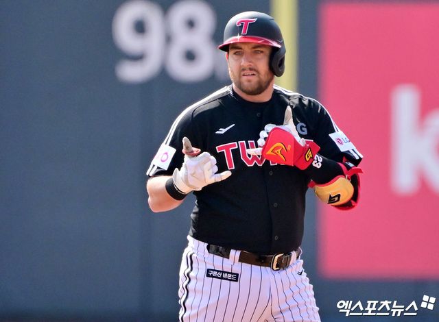 8일 오후 수원KT위즈파크에서 열린 '2025 신한 SOL Bank KBO리그' LG 트윈스와 KT 위즈의 시범경기, 1회초 1사 2루 LG 오스틴이 좌전안타를 날린 후 세리머니를 하고 있다. 엑스포츠뉴스 DB