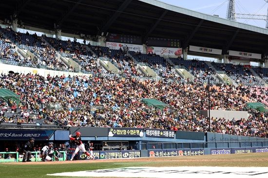 KIA 타이거즈가 13일 잠실구장에서 2025 신한 Sol 뱅크 KBO 시범경기 두산 베어스전을 치러 4-1로 승리했다. KIA 타이거즈