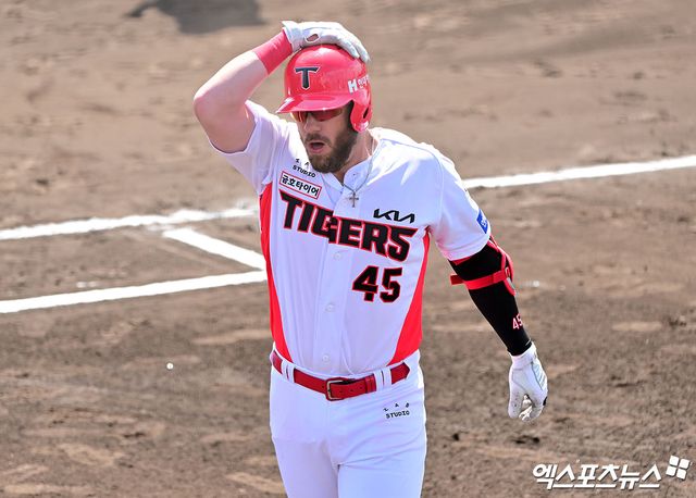 27일 오후 일본 오키나와 킨 구장에서 열린 LG 트윈스와 KIA 타이거즈의 연습경기, 2회말 KIA 위즈덤이 내야땅볼로 아웃된 후 더그아웃으로 향하고 있다. 엑스포츠뉴스 DB