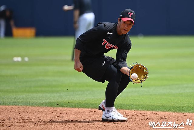 12일 오후 서울 송파구 잠실야구장에서 열리는 '2022 신한은행 SOL KBO리그' 두산 베어스와 LG 트윈스의 경기에 앞서 LG 송찬의가 수비 훈련을 하고 있다. 엑스포츠뉴스 DB