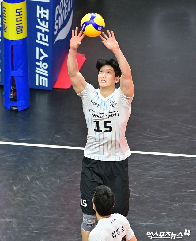 13일 오후 경기도 안산 상록수체육관에서 열린 ‘도드람 2024-2025 V-리그’ OK저축은행과 현대캐피탈의 경기, 현대캐피탈이 OK저축은행에 세트스코어 3:0(25-20, 25-23, 25-21)으로 승리했다. 현대캐피탈 문성민이 토스를 하고 있다. 엑스포츠뉴스 DB