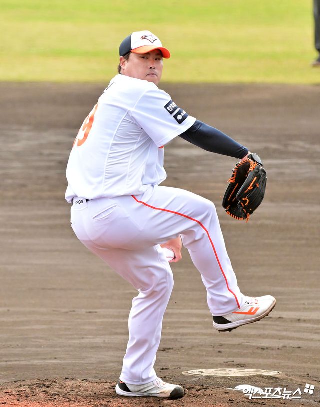 한화 이글스 에이스 류현진이 13일 부산 사직야구장에서 열린 2025 신한 SOL Bank KBO 시범경기 5차전에서&nbsp;롯데 자이언츠를 상대로 4이닝 2실점을 기록했다. 사진 엑스포츠뉴스 DB