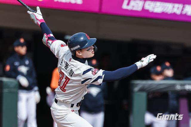 롯데 자이언츠 외야수 윤동희가 13일 부산 사직야구장에서 열린 2025 신한 SOL Bank KBO 시범경기 5차전에서&nbsp;한화 이글스 우완 파이어볼러 김서현을 상대로 솔로 홈런을 기록했다. 사진 롯데 자이언츠