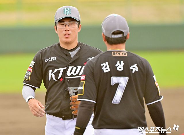 28일 오후 일본 오키나와 구시가와 구장에서 열린 KT 위즈와 SSG 랜더스의 연습경기, 1회말 KT 허경민이 SSG 에레디아의 타구를 잡아 1루로 송구하고 있다. 엑스포츠뉴스 DB