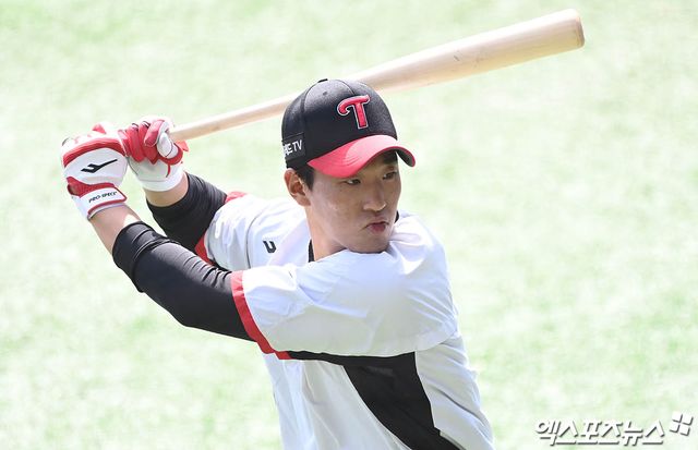 9일 오후 서울 송파구 잠실야구장에서 열리는 '2022 신한은행 KBO리그' NC 다이노스와 LG 트윈스의 경기에 앞서 LG 송찬의가 타격 훈련을 하고 있다. 엑스포츠뉴스 DB