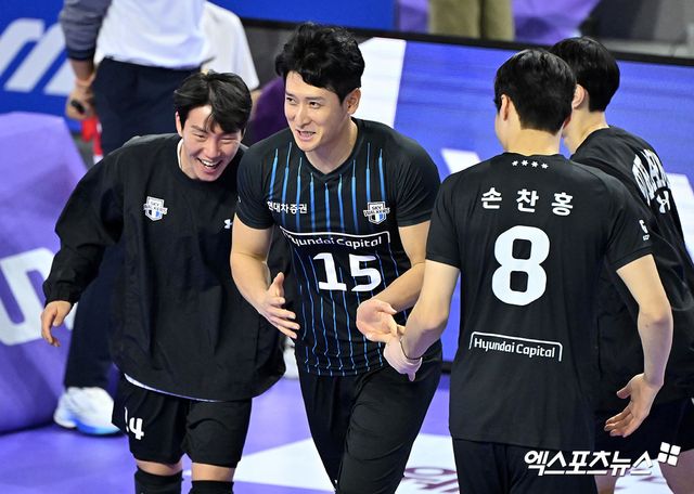 3일 오후 인천 계양체육관에서 열린 ‘도드람 2024-2025 V-리그’ 대한항공과 현대캐피탈의 경기, 현대캐피탈 문성민이 블로킹 성공 후 미소를 보이고 있다. 엑스포츠뉴스 DB