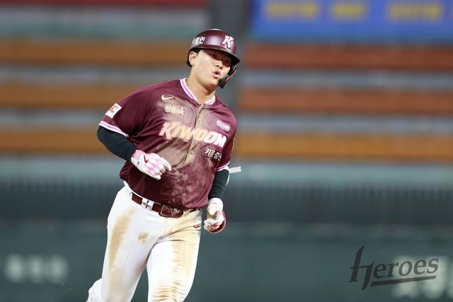 13일 오후 인천SSG랜더스필드에서 열린 '2025 신한 SOL Bank KBO리그' 키움 히어로즈와 SSG 랜더스의 시범경기, 4회초 무사 1루 키움 김건희가 투런홈런을 날린 뒤 그라운드를 돌고 있다. 키움 히어로즈