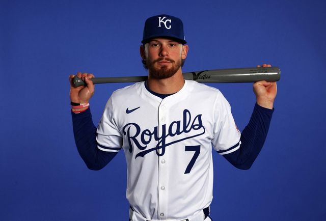 캔자스시티 로열스 내야수 바비 위트 주니어가 13일 미국 애리조나주 피오리아의 피오리아 스타디움에서 열린 2025 미국프로야구 메이저리그 시애틀 매리너스와의 시범경기에 2번타자 겸 유격수로 선발 출전해 2타수 무안타를 기록했다. 세 번째 타석에서 상대 투수의 투구에 맞아 교체됐고, 병원 검진 결과 타박상 소견을 받았다.AFP 연합뉴스