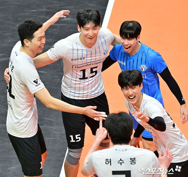 13일 오후 경기도 안산 상록수체육관에서 열린 ‘도드람 2024-2025 V-리그’ OK저축은행과 현대캐피탈의 경기, 현대캐피탈이 OK저축은행에 세트스코어 3:0(25-20, 25-23, 25-21)으로 승리했다. 현대캐피탈 선수들이 득점 후 기뻐하고 있다. 엑스포츠뉴스 DB