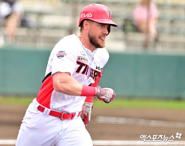 3일 오후 일본 오키나와 킨 구장에서 열린 KT 위즈와 KIA 타이거즈의 연습경기, 4회말 KIA 위즈덤이 2루타를 날리고 있다. 엑스포츠뉴스 DB