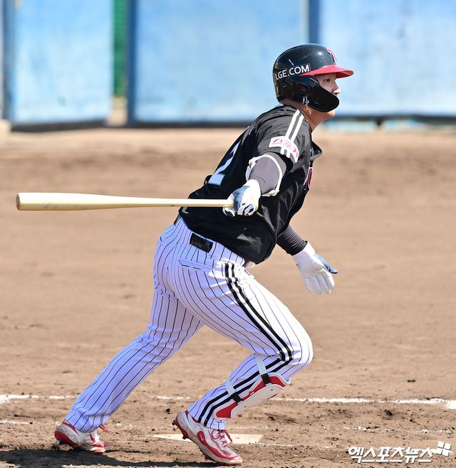 1일 오후 일본 오키나와 온나손 아카마 구장에서 열린 LG 트윈스와 삼성 라이온즈의 연습경기, 3회초 LG 문보경이 타격을 하고 있다. 엑스포츠뉴스 DB