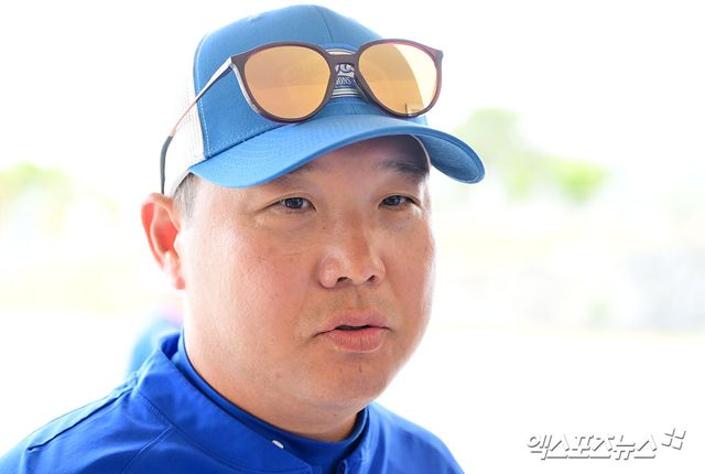 2일 오후 일본 오키나와 온나손 아카마 구장에서 열리는 KIA 타이거즈와 삼성 라이온즈의 연습경기, 삼성 박진만 감독이 취재진과 대화를 나누고 있다. 엑스포츠뉴스 DB