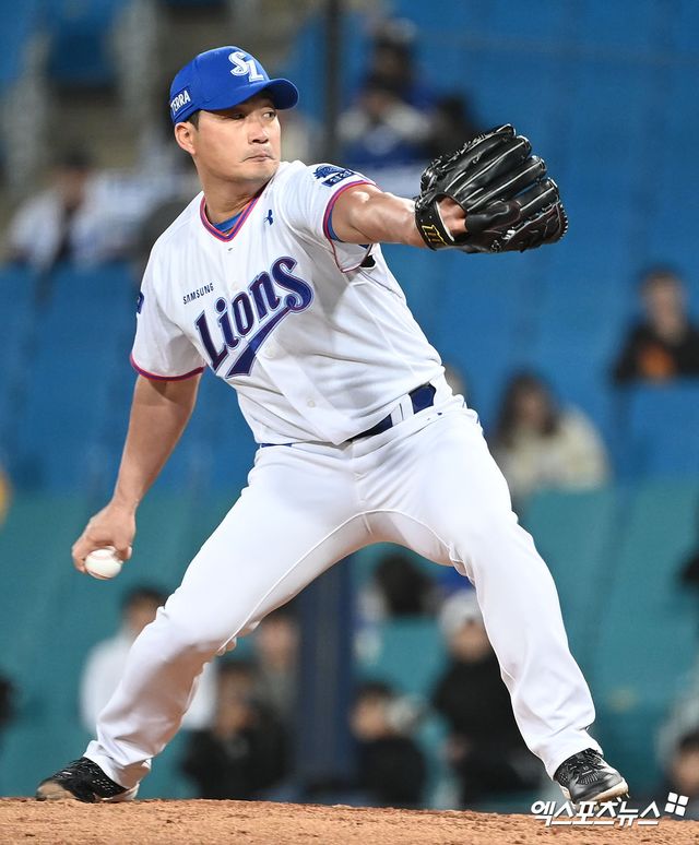 26일 오후 대구삼성라이온즈파크에서 열린 ’2023 신한은행 SOL KBO리그’ 두산 베어스와 삼성 라이온즈의 경기, 8회초 삼성 오승환이 공을 힘차게 던지고 있다. 엑스포츠뉴스 DB