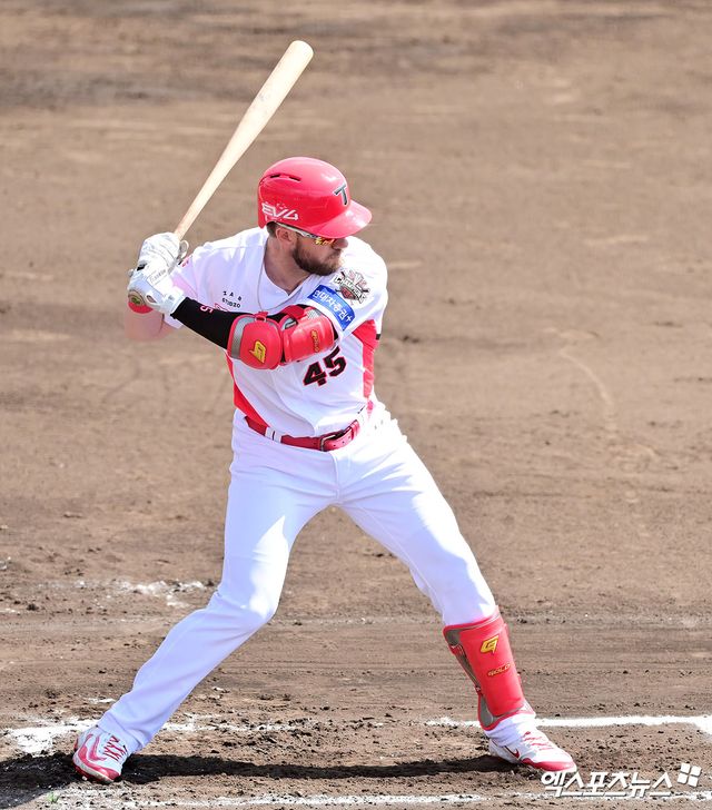 27일 오후 일본 오키나와 킨 구장에서 열린 LG 트윈스와 KIA 타이거즈의 연습경기, 2회말 KIA 위즈덤이 타격을 하고 있다. 엑스포츠뉴스 DB