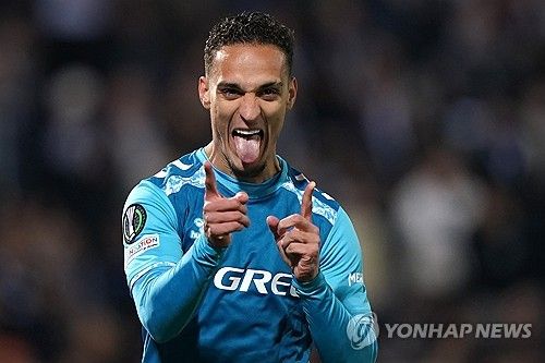  비토리아SC(포르투갈)와의 2024-2025시즌 유럽축구연맹(UEFA) 컨퍼런스리그 16강 2차전에서 4-0 대승을 거뒀다.&nbsp; 홈구장 베니토 비야마린에서 열렸던 1차전에서 2-2로 비겼던 베티스는 원정 2차전에서 안토니의 맹활약 속에 네 골이 폭발하며 1, 2차전 합계 6-2로 크게 이기며 8강에 진출했다.&nbsp; 오른쪽 공격수로 선발 출장해 풀타임 활약한 안토니는 팀 공격에 활기를 불어넣으며 베티스의 파상 공세를 이끌었다.&nbsp; 전반에는 중앙 공격수 세드릭 바캄부가 활약했다. 전반 5분 만에 헤수스 로드리게스가 수비 실수를 놓치지 않고 박스 안에서 낮은 슈팅을 시도했다. 상대 골키퍼 바렐라에게 막혔지만, 바캄부가 밀어 넣어 선제골에 성공했다.&nbsp; 바캄부가 다시 골망을 흔들었다. 전반 20분 아이토르 루이발의 크로스를 바캄부가 이번에는 가까운 거리에서 헤더로 연결해 골망을 흔들고 두 골 차로 베티스가 달아났다.&nbsp; 후반에는 안토니가 활약을 시작했다. 후반 13분 이스코의 패스를 받은 안토니가 드리블로 하프라인부터 박스 안으로 전진한 뒤 모서리 근처에서 슈팅을 시도해 골망을 흔들었다. 자신의 베티스 이적 후 4호 골이다.&nbsp; 안토니는 멈추지 않았다. 후반 35분 오른쪽에서 안토니가 돌파에 성공한 뒤 골키퍼를 앞에 두고 따라 들어온 이스코에게 패스했다. 이스코는 침착하게 밀어 넣으면서 네 번째 골에 성공했다. 안토니는 도움을 기록했다.&nbsp; 안토니는 경기 후 포르투갈 매체 '스포르티비'와의 인터뷰에서 "우리는 우리가 첫 경기에서 잘못한 것들을 분석해야 한다는 걸 알았고 처음부터 완전히 집중했다. 물론 골과 도움 덕분에 행복하지만, 다음 라운드에 진출해 더 행복하다"고 소감을 전했다.&nbsp; 이어 "감독이 우리에게 득점의 중요성을 말해줬고 인내하고 영리해야 한다고 말했다. 이른 득점이 우리를 정말 많이 도와줬고 더 많은 공간을 만들어냈다"라면서 "이스코는 최고의 선수이다. 함께 하는 매일매일 우리는 위대한 선수이자 사람을 보고 있다. 그에게 도움을 줘 좋다. 그는 정말 영리하다"라고 밝혔다.&nbsp; 안토니는 1월 이적시장을 통해 베티스로 임대 이적했다. 2022년 맨체스터 유나이티드에서 아약스(네덜란드)에) 무려&nbsp;이적료 8600만 파운드(약 1551억원) 거액을 지불하며 이적한 안토니는 부진을 면치 못했다.&nbsp; 이번 시즌 전반기만 해도 안토니는 카라바오컵 1골을 제외하고 14경기 무득점에 그쳤다. 더군다나 지난해 10월 자신을 영입했던 에릭 텐하흐 감독이 경질된 뒤, 후벵 아모림 감독이 새로 부임하면서 완전히 전력외 자원으로 분류됐고 임대 이적을 추진했다.&nbsp; 베티스로 임대 이적한 안토니는 완전히 달라졌다. 라리가 첫 경기였던 아틀레틱 빌바오전에 곧바로 선발 출장해 경기 맨 오브 더 매치(MOM)을 받은 것을 시작으로 셀타비고와 23라운드에 데뷔골에 성공하며 2경기 연속 MOM을 받았다. 레알 소시에다드와의 다음 라운드에서는 1골 1도움으로 3경기 연속 MOM이라는 놀라운 퍼포먼스를 선보여 맨유 팬들의 배를 아프게 했다.&nbsp; 베티스가 출전 중인 컨퍼런스리그에서도 안토니의 활약은 이어졌다. 헨트(벨기에)와의 16강 플레이오프 1차전에서 득점을 터뜨린 그는 비토리아와 16강 1차전에서는 2-2 무승부 당시 후반 3분 바캄부의 첫 골을 돕기도 했다.&nbsp; 맨유를 떠나 스페인에서 행복한 생활을 보내는 안토니는 지난달 스페인 'AS'와의 인터뷰에서 행복한 심정을 감추지 못했다. 매체에 따르면 안토니는 "가장 중요한 건 다시 나 자신을 찾았다는 것"이라며 "매일 즐겁게 지내는 것이 행복하다. 우리가 행복하고 만족할 때 모든 것이 잘 된다"라고 말했다. 이어 "난 거의 뛰지 않았지만, 열심히 했다. 난 나 자신에게 행복해야 했다"라며 "나 자신이 행복해지는 게 가장 중요하다"라고 덧붙였다. 안토니가 1골 1도움을 기록하며 8강 진출의 주역이 됐다. 연합뉴스