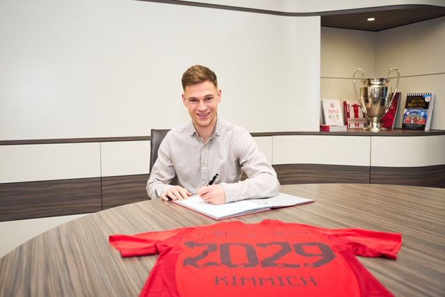 뮌헨이 13일(한국시간) 공식 홈페이지를 통해 요슈아 키미히와 2029년 여름까지 계약했다고 공식 발표했다. 현지 시각으로 밤 10시에 나온 깜짝 오피셜이었다.&nbsp;뮌헨