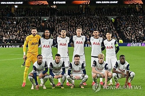 부진하던 모습은 찾아볼 수 없었다. 영향력 넘치는 모습으로 손흥민은 리더로써의 면모를 모두 보여줬다.&nbsp; 손흥민이 14일(한국시간) 영국 런던에 있는 토트넘 홋스퍼 스타디움에서 열린 토트넘 홋스퍼와 AZ알크마르(네덜란드)의 2024-2025시즌 유럽축구연맹(UEFA) 유로파리그 16강 2차전에 선발 출장해 팀의 3-1, 1-2차전 합계 3-2 역전승을 이끌며 8강 진출에 성공했다.연합뉴스