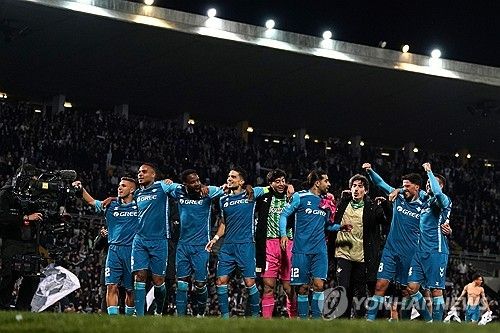  비토리아SC(포르투갈)와의 2024-2025시즌 유럽축구연맹(UEFA) 컨퍼런스리그 16강 2차전에서 4-0 대승을 거뒀다.&nbsp; 홈구장 베니토 비야마린에서 열렸던 1차전에서 2-2로 비겼던 베티스는 원정 2차전에서 안토니의 맹활약 속에 네 골이 폭발하며 1, 2차전 합계 6-2로 크게 이기며 8강에 진출했다.&nbsp; 오른쪽 공격수로 선발 출장해 풀타임 활약한 안토니는 팀 공격에 활기를 불어넣으며 베티스의 파상 공세를 이끌었다.&nbsp; 전반에는 중앙 공격수 세드릭 바캄부가 활약했다. 전반 5분 만에 헤수스 로드리게스가 수비 실수를 놓치지 않고 박스 안에서 낮은 슈팅을 시도했다. 상대 골키퍼 바렐라에게 막혔지만, 바캄부가 밀어 넣어 선제골에 성공했다.&nbsp; 바캄부가 다시 골망을 흔들었다. 전반 20분 아이토르 루이발의 크로스를 바캄부가 이번에는 가까운 거리에서 헤더로 연결해 골망을 흔들고 두 골 차로 베티스가 달아났다.&nbsp; 후반에는 안토니가 활약을 시작했다. 후반 13분 이스코의 패스를 받은 안토니가 드리블로 하프라인부터 박스 안으로 전진한 뒤 모서리 근처에서 슈팅을 시도해 골망을 흔들었다. 자신의 베티스 이적 후 4호 골이다.&nbsp; 안토니는 멈추지 않았다. 후반 35분 오른쪽에서 안토니가 돌파에 성공한 뒤 골키퍼를 앞에 두고 따라 들어온 이스코에게 패스했다. 이스코는 침착하게 밀어 넣으면서 네 번째 골에 성공했다. 안토니는 도움을 기록했다.&nbsp; 안토니는 경기 후 포르투갈 매체 '스포르티비'와의 인터뷰에서 "우리는 우리가 첫 경기에서 잘못한 것들을 분석해야 한다는 걸 알았고 처음부터 완전히 집중했다. 물론 골과 도움 덕분에 행복하지만, 다음 라운드에 진출해 더 행복하다"고 소감을 전했다.&nbsp; 이어 "감독이 우리에게 득점의 중요성을 말해줬고 인내하고 영리해야 한다고 말했다. 이른 득점이 우리를 정말 많이 도와줬고 더 많은 공간을 만들어냈다"라면서 "이스코는 최고의 선수이다. 함께 하는 매일매일 우리는 위대한 선수이자 사람을 보고 있다. 그에게 도움을 줘 좋다. 그는 정말 영리하다"라고 밝혔다.&nbsp; 안토니는 1월 이적시장을 통해 베티스로 임대 이적했다. 2022년 맨체스터 유나이티드에서 아약스(네덜란드)에) 무려&nbsp;이적료 8600만 파운드(약 1551억원) 거액을 지불하며 이적한 안토니는 부진을 면치 못했다.&nbsp; 이번 시즌 전반기만 해도 안토니는 카라바오컵 1골을 제외하고 14경기 무득점에 그쳤다. 더군다나 지난해 10월 자신을 영입했던 에릭 텐하흐 감독이 경질된 뒤, 후벵 아모림 감독이 새로 부임하면서 완전히 전력외 자원으로 분류됐고 임대 이적을 추진했다.&nbsp; 베티스로 임대 이적한 안토니는 완전히 달라졌다. 라리가 첫 경기였던 아틀레틱 빌바오전에 곧바로 선발 출장해 경기 맨 오브 더 매치(MOM)을 받은 것을 시작으로 셀타비고와 23라운드에 데뷔골에 성공하며 2경기 연속 MOM을 받았다. 레알 소시에다드와의 다음 라운드에서는 1골 1도움으로 3경기 연속 MOM이라는 놀라운 퍼포먼스를 선보여 맨유 팬들의 배를 아프게 했다.&nbsp; 베티스가 출전 중인 컨퍼런스리그에서도 안토니의 활약은 이어졌다. 헨트(벨기에)와의 16강 플레이오프 1차전에서 득점을 터뜨린 그는 비토리아와 16강 1차전에서는 2-2 무승부 당시 후반 3분 바캄부의 첫 골을 돕기도 했다.&nbsp; 맨유를 떠나 스페인에서 행복한 생활을 보내는 안토니는 지난달 스페인 'AS'와의 인터뷰에서 행복한 심정을 감추지 못했다. 매체에 따르면 안토니는 "가장 중요한 건 다시 나 자신을 찾았다는 것"이라며 "매일 즐겁게 지내는 것이 행복하다. 우리가 행복하고 만족할 때 모든 것이 잘 된다"라고 말했다. 이어 "난 거의 뛰지 않았지만, 열심히 했다. 난 나 자신에게 행복해야 했다"라며 "나 자신이 행복해지는 게 가장 중요하다"라고 덧붙였다. 안토니가 1골 1도움을 기록하며 8강 진출의 주역이 됐다. 연합뉴스