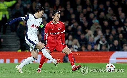 부진하던 모습은 찾아볼 수 없었다. 영향력 넘치는 모습으로 손흥민은 리더로써의 면모를 모두 보여줬다.&nbsp; 손흥민이 14일(한국시간) 영국 런던에 있는 토트넘 홋스퍼 스타디움에서 열린 토트넘 홋스퍼와 AZ알크마르(네덜란드)의 2024-2025시즌 유럽축구연맹(UEFA) 유로파리그 16강 2차전에 선발 출장해 팀의 3-1, 1-2차전 합계 3-2 역전승을 이끌며 8강 진출에 성공했다.연합뉴스