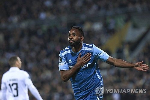  비토리아SC(포르투갈)와의 2024-2025시즌 유럽축구연맹(UEFA) 컨퍼런스리그 16강 2차전에서 4-0 대승을 거뒀다.&nbsp; 홈구장 베니토 비야마린에서 열렸던 1차전에서 2-2로 비겼던 베티스는 원정 2차전에서 안토니의 맹활약 속에 네 골이 폭발하며 1, 2차전 합계 6-2로 크게 이기며 8강에 진출했다.&nbsp; 오른쪽 공격수로 선발 출장해 풀타임 활약한 안토니는 팀 공격에 활기를 불어넣으며 베티스의 파상 공세를 이끌었다.&nbsp; 전반에는 중앙 공격수 세드릭 바캄부가 활약했다. 전반 5분 만에 헤수스 로드리게스가 수비 실수를 놓치지 않고 박스 안에서 낮은 슈팅을 시도했다. 상대 골키퍼 바렐라에게 막혔지만, 바캄부가 밀어 넣어 선제골에 성공했다.&nbsp; 바캄부가 다시 골망을 흔들었다. 전반 20분 아이토르 루이발의 크로스를 바캄부가 이번에는 가까운 거리에서 헤더로 연결해 골망을 흔들고 두 골 차로 베티스가 달아났다.&nbsp; 후반에는 안토니가 활약을 시작했다. 후반 13분 이스코의 패스를 받은 안토니가 드리블로 하프라인부터 박스 안으로 전진한 뒤 모서리 근처에서 슈팅을 시도해 골망을 흔들었다. 자신의 베티스 이적 후 4호 골이다.&nbsp; 안토니는 멈추지 않았다. 후반 35분 오른쪽에서 안토니가 돌파에 성공한 뒤 골키퍼를 앞에 두고 따라 들어온 이스코에게 패스했다. 이스코는 침착하게 밀어 넣으면서 네 번째 골에 성공했다. 안토니는 도움을 기록했다.&nbsp; 안토니는 경기 후 포르투갈 매체 '스포르티비'와의 인터뷰에서 "우리는 우리가 첫 경기에서 잘못한 것들을 분석해야 한다는 걸 알았고 처음부터 완전히 집중했다. 물론 골과 도움 덕분에 행복하지만, 다음 라운드에 진출해 더 행복하다"고 소감을 전했다.&nbsp; 이어 "감독이 우리에게 득점의 중요성을 말해줬고 인내하고 영리해야 한다고 말했다. 이른 득점이 우리를 정말 많이 도와줬고 더 많은 공간을 만들어냈다"라면서 "이스코는 최고의 선수이다. 함께 하는 매일매일 우리는 위대한 선수이자 사람을 보고 있다. 그에게 도움을 줘 좋다. 그는 정말 영리하다"라고 밝혔다.&nbsp; 안토니는 1월 이적시장을 통해 베티스로 임대 이적했다. 2022년 맨체스터 유나이티드에서 아약스(네덜란드)에) 무려&nbsp;이적료 8600만 파운드(약 1551억원) 거액을 지불하며 이적한 안토니는 부진을 면치 못했다.&nbsp; 이번 시즌 전반기만 해도 안토니는 카라바오컵 1골을 제외하고 14경기 무득점에 그쳤다. 더군다나 지난해 10월 자신을 영입했던 에릭 텐하흐 감독이 경질된 뒤, 후벵 아모림 감독이 새로 부임하면서 완전히 전력외 자원으로 분류됐고 임대 이적을 추진했다.&nbsp; 베티스로 임대 이적한 안토니는 완전히 달라졌다. 라리가 첫 경기였던 아틀레틱 빌바오전에 곧바로 선발 출장해 경기 맨 오브 더 매치(MOM)을 받은 것을 시작으로 셀타비고와 23라운드에 데뷔골에 성공하며 2경기 연속 MOM을 받았다. 레알 소시에다드와의 다음 라운드에서는 1골 1도움으로 3경기 연속 MOM이라는 놀라운 퍼포먼스를 선보여 맨유 팬들의 배를 아프게 했다.&nbsp; 베티스가 출전 중인 컨퍼런스리그에서도 안토니의 활약은 이어졌다. 헨트(벨기에)와의 16강 플레이오프 1차전에서 득점을 터뜨린 그는 비토리아와 16강 1차전에서는 2-2 무승부 당시 후반 3분 바캄부의 첫 골을 돕기도 했다.&nbsp; 맨유를 떠나 스페인에서 행복한 생활을 보내는 안토니는 지난달 스페인 'AS'와의 인터뷰에서 행복한 심정을 감추지 못했다. 매체에 따르면 안토니는 "가장 중요한 건 다시 나 자신을 찾았다는 것"이라며 "매일 즐겁게 지내는 것이 행복하다. 우리가 행복하고 만족할 때 모든 것이 잘 된다"라고 말했다. 이어 "난 거의 뛰지 않았지만, 열심히 했다. 난 나 자신에게 행복해야 했다"라며 "나 자신이 행복해지는 게 가장 중요하다"라고 덧붙였다. 안토니가 1골 1도움을 기록하며 8강 진출의 주역이 됐다. 연합뉴스