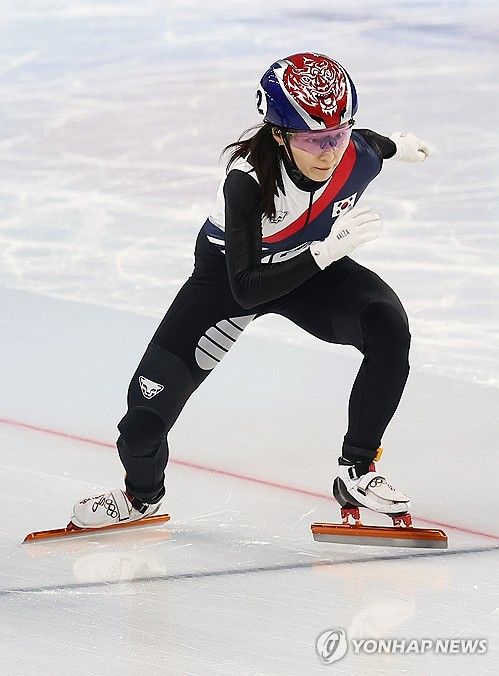 한국 여자 쇼트트랙 국가대표 최민정이 2025 하얼빈 아시안게임서 스타트하고 있다. 연합뉴스