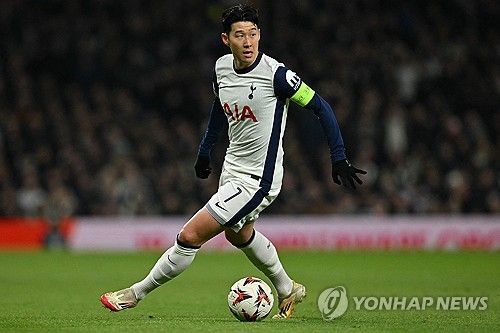 부진하던 모습은 찾아볼 수 없었다. 영향력 넘치는 모습으로 손흥민은 리더로써의 면모를 모두 보여줬다.&nbsp; 손흥민이 14일(한국시간) 영국 런던에 있는 토트넘 홋스퍼 스타디움에서 열린 토트넘 홋스퍼와 AZ알크마르(네덜란드)의 2024-2025시즌 유럽축구연맹(UEFA) 유로파리그 16강 2차전에 선발 출장해 팀의 3-1, 1-2차전 합계 3-2 역전승을 이끌며 8강 진출에 성공했다.연합뉴스