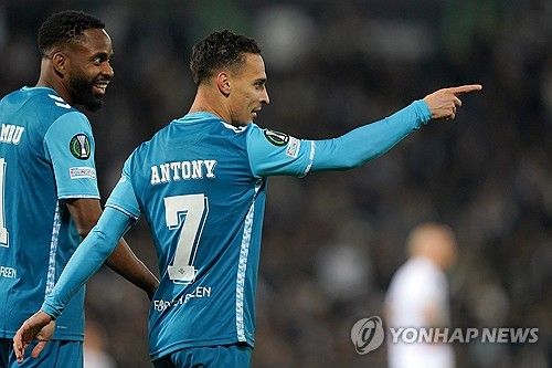  비토리아SC(포르투갈)와의 2024-2025시즌 유럽축구연맹(UEFA) 컨퍼런스리그 16강 2차전에서 4-0 대승을 거뒀다.&nbsp; 홈구장 베니토 비야마린에서 열렸던 1차전에서 2-2로 비겼던 베티스는 원정 2차전에서 안토니의 맹활약 속에 네 골이 폭발하며 1, 2차전 합계 6-2로 크게 이기며 8강에 진출했다.&nbsp; 오른쪽 공격수로 선발 출장해 풀타임 활약한 안토니는 팀 공격에 활기를 불어넣으며 베티스의 파상 공세를 이끌었다.&nbsp; 전반에는 중앙 공격수 세드릭 바캄부가 활약했다. 전반 5분 만에 헤수스 로드리게스가 수비 실수를 놓치지 않고 박스 안에서 낮은 슈팅을 시도했다. 상대 골키퍼 바렐라에게 막혔지만, 바캄부가 밀어 넣어 선제골에 성공했다.&nbsp; 바캄부가 다시 골망을 흔들었다. 전반 20분 아이토르 루이발의 크로스를 바캄부가 이번에는 가까운 거리에서 헤더로 연결해 골망을 흔들고 두 골 차로 베티스가 달아났다.&nbsp; 후반에는 안토니가 활약을 시작했다. 후반 13분 이스코의 패스를 받은 안토니가 드리블로 하프라인부터 박스 안으로 전진한 뒤 모서리 근처에서 슈팅을 시도해 골망을 흔들었다. 자신의 베티스 이적 후 4호 골이다.&nbsp; 안토니는 멈추지 않았다. 후반 35분 오른쪽에서 안토니가 돌파에 성공한 뒤 골키퍼를 앞에 두고 따라 들어온 이스코에게 패스했다. 이스코는 침착하게 밀어 넣으면서 네 번째 골에 성공했다. 안토니는 도움을 기록했다.&nbsp; 안토니는 경기 후 포르투갈 매체 '스포르티비'와의 인터뷰에서 "우리는 우리가 첫 경기에서 잘못한 것들을 분석해야 한다는 걸 알았고 처음부터 완전히 집중했다. 물론 골과 도움 덕분에 행복하지만, 다음 라운드에 진출해 더 행복하다"고 소감을 전했다.&nbsp; 이어 "감독이 우리에게 득점의 중요성을 말해줬고 인내하고 영리해야 한다고 말했다. 이른 득점이 우리를 정말 많이 도와줬고 더 많은 공간을 만들어냈다"라면서 "이스코는 최고의 선수이다. 함께 하는 매일매일 우리는 위대한 선수이자 사람을 보고 있다. 그에게 도움을 줘 좋다. 그는 정말 영리하다"라고 밝혔다.&nbsp; 안토니는 1월 이적시장을 통해 베티스로 임대 이적했다. 2022년 맨체스터 유나이티드에서 아약스(네덜란드)에) 무려&nbsp;이적료 8600만 파운드(약 1551억원) 거액을 지불하며 이적한 안토니는 부진을 면치 못했다.&nbsp; 이번 시즌 전반기만 해도 안토니는 카라바오컵 1골을 제외하고 14경기 무득점에 그쳤다. 더군다나 지난해 10월 자신을 영입했던 에릭 텐하흐 감독이 경질된 뒤, 후벵 아모림 감독이 새로 부임하면서 완전히 전력외 자원으로 분류됐고 임대 이적을 추진했다.&nbsp; 베티스로 임대 이적한 안토니는 완전히 달라졌다. 라리가 첫 경기였던 아틀레틱 빌바오전에 곧바로 선발 출장해 경기 맨 오브 더 매치(MOM)을 받은 것을 시작으로 셀타비고와 23라운드에 데뷔골에 성공하며 2경기 연속 MOM을 받았다. 레알 소시에다드와의 다음 라운드에서는 1골 1도움으로 3경기 연속 MOM이라는 놀라운 퍼포먼스를 선보여 맨유 팬들의 배를 아프게 했다.&nbsp; 베티스가 출전 중인 컨퍼런스리그에서도 안토니의 활약은 이어졌다. 헨트(벨기에)와의 16강 플레이오프 1차전에서 득점을 터뜨린 그는 비토리아와 16강 1차전에서는 2-2 무승부 당시 후반 3분 바캄부의 첫 골을 돕기도 했다.&nbsp; 맨유를 떠나 스페인에서 행복한 생활을 보내는 안토니는 지난달 스페인 'AS'와의 인터뷰에서 행복한 심정을 감추지 못했다. 매체에 따르면 안토니는 "가장 중요한 건 다시 나 자신을 찾았다는 것"이라며 "매일 즐겁게 지내는 것이 행복하다. 우리가 행복하고 만족할 때 모든 것이 잘 된다"라고 말했다. 이어 "난 거의 뛰지 않았지만, 열심히 했다. 난 나 자신에게 행복해야 했다"라며 "나 자신이 행복해지는 게 가장 중요하다"라고 덧붙였다. 안토니가 1골 1도움을 기록하며 8강 진출의 주역이 됐다. 연합뉴스