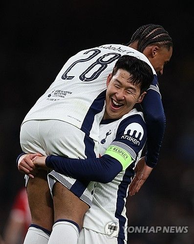 부진하던 모습은 찾아볼 수 없었다. 영향력 넘치는 모습으로 손흥민은 리더로써의 면모를 모두 보여줬다.&nbsp; 손흥민이 14일(한국시간) 영국 런던에 있는 토트넘 홋스퍼 스타디움에서 열린 토트넘 홋스퍼와 AZ알크마르(네덜란드)의 2024-2025시즌 유럽축구연맹(UEFA) 유로파리그 16강 2차전에 선발 출장해 팀의 3-1, 1-2차전 합계 3-2 역전승을 이끌며 8강 진출에 성공했다.연합뉴스