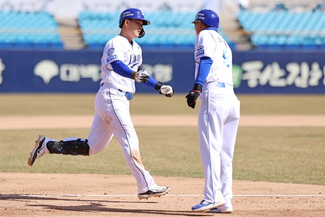 14일 오후 대구삼성라이온즈파크에서 열린 '2025 신한 SOL Bank KBO리그' LG 트윈스와 삼성 라이온즈의 시범경기, 4회말 무사 전병우가 솔로홈런을 날린 뒤 그라운드를 돌고 있다. 삼성 라이온즈