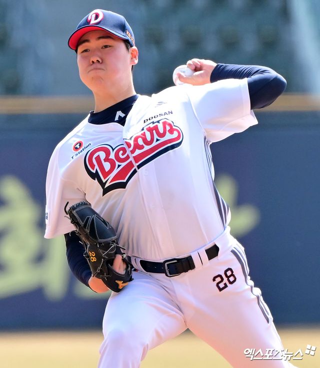 14일 오후 서울 송파구 잠실야구장에서 열린 '2025 신한 SOL Bank KBO리그' KIA 타이거즈와 두산 베어스의 시범경기, 1회초 두산 선발투수 최승용이 공을 힘차게 던지고 있다. 잠실, 김한준 기자