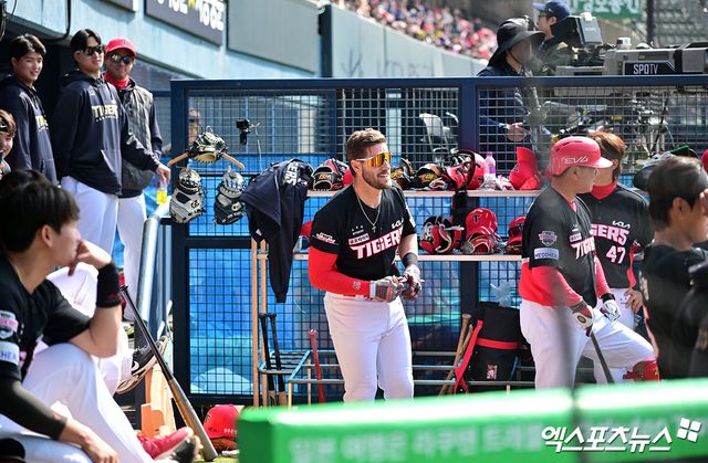 14일 오후 서울 송파구 잠실야구장에서 열린 '2025 신한 SOL Bank KBO리그' KIA 타이거즈와 두산 베어스의 시범경기, 1회초 1사 3루 KIA 위즈덤이 투런 홈런을 날린 후 기뻐하고 있다. 잠실, 김한준 기자