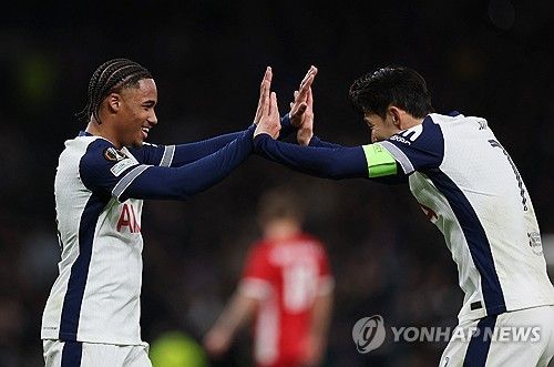 부진하던 모습은 찾아볼 수 없었다. 영향력 넘치는 모습으로 손흥민은 리더로써의 면모를 모두 보여줬다.&nbsp; 손흥민이 14일(한국시간) 영국 런던에 있는 토트넘 홋스퍼 스타디움에서 열린 토트넘 홋스퍼와 AZ알크마르(네덜란드)의 2024-2025시즌 유럽축구연맹(UEFA) 유로파리그 16강 2차전에 선발 출장해 팀의 3-1, 1-2차전 합계 3-2 역전승을 이끌며 8강 진출에 성공했다.연합뉴스