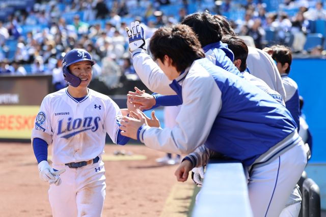 14일 오후 대구삼성라이온즈파크에서 열린 '2025 신한 SOL Bank KBO리그' LG 트윈스와 삼성 라이온즈의 시범경기, 3회말 무사 김지찬이 솔로홈런을 날린 뒤 동료들과 하이파이브를 하고 있다. 삼성 라이온즈