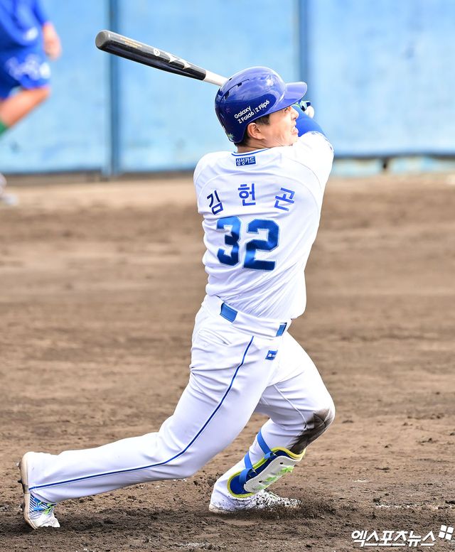 25일 오후 일본 오키나와 온나손 구장에서 열린 SSG 랜더스와 삼성 라이온즈의 연습경기, 5회말 삼성 김헌곤이 우전안타를 날리고 있다. 엑스포츠뉴스 DB