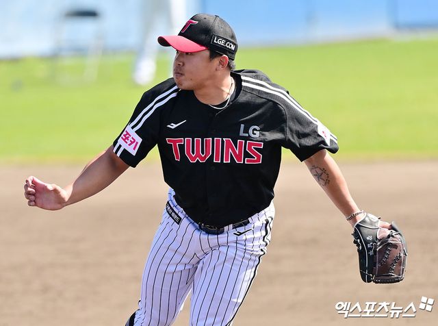 1일 오후 일본 오키나와 온나손 아카마 구장에서 열린 LG 트윈스와 삼성 라이온즈의 연습경기, 4회말 LG 이지강이 공을 힘차게 던지고 있다. 엑스포츠뉴스 DB